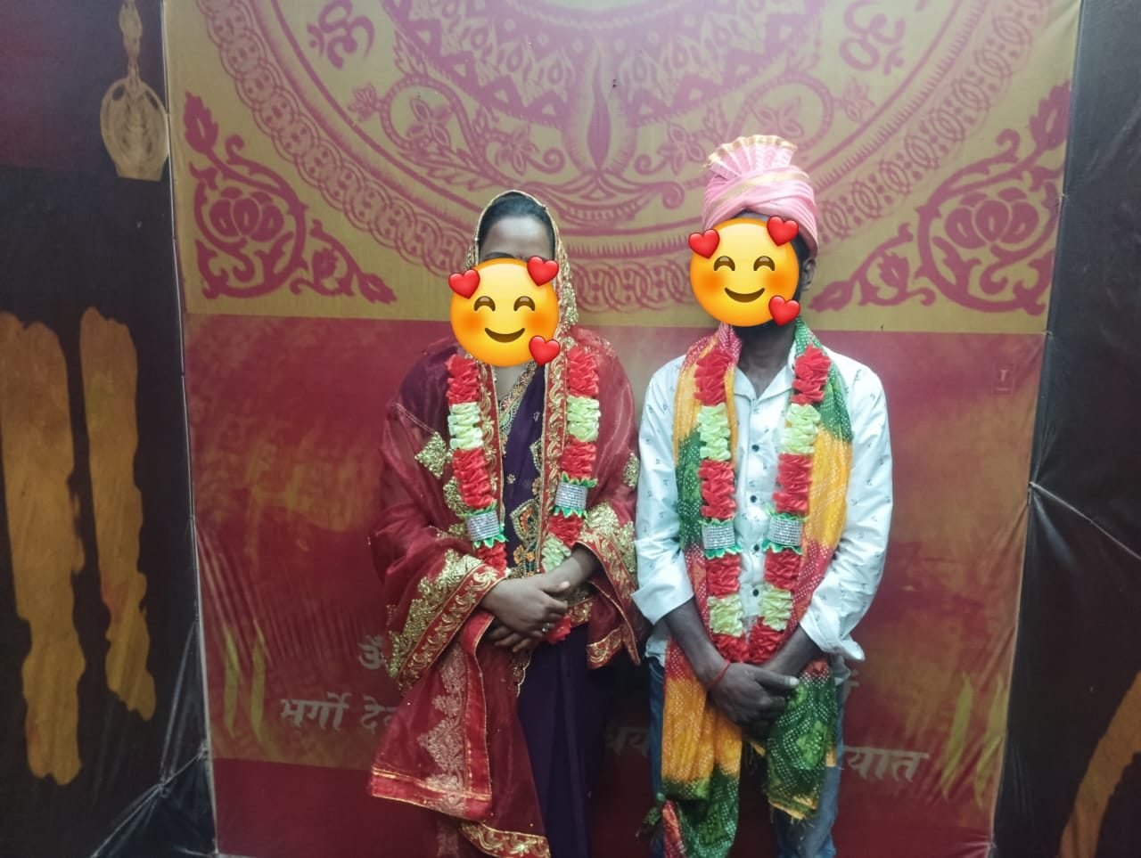 Inter-caste Arya Samaj Marriage real couple at Delhi mandir — Hindi backdrop, garlands